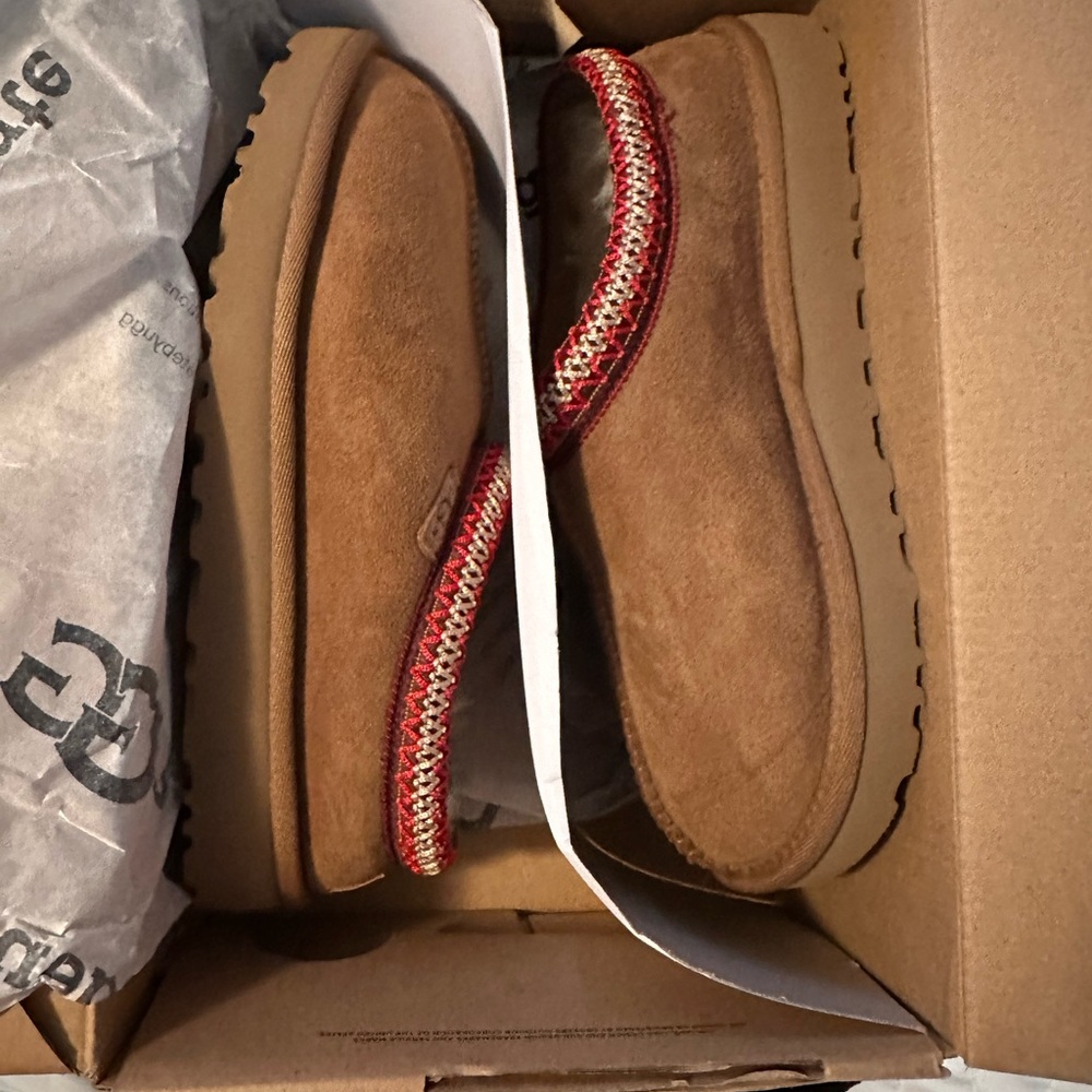 Uggs Tasman size 6